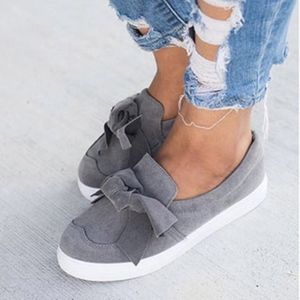 Women's Slip-On Sneakers - Round Toes / Cute Bow